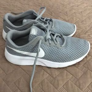 Nike running shoes READ DESCRIPTION FOR SIZING !!